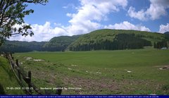 view from Webcam Cansiglio - verso la piana dei "Bech" on 2024-05-19